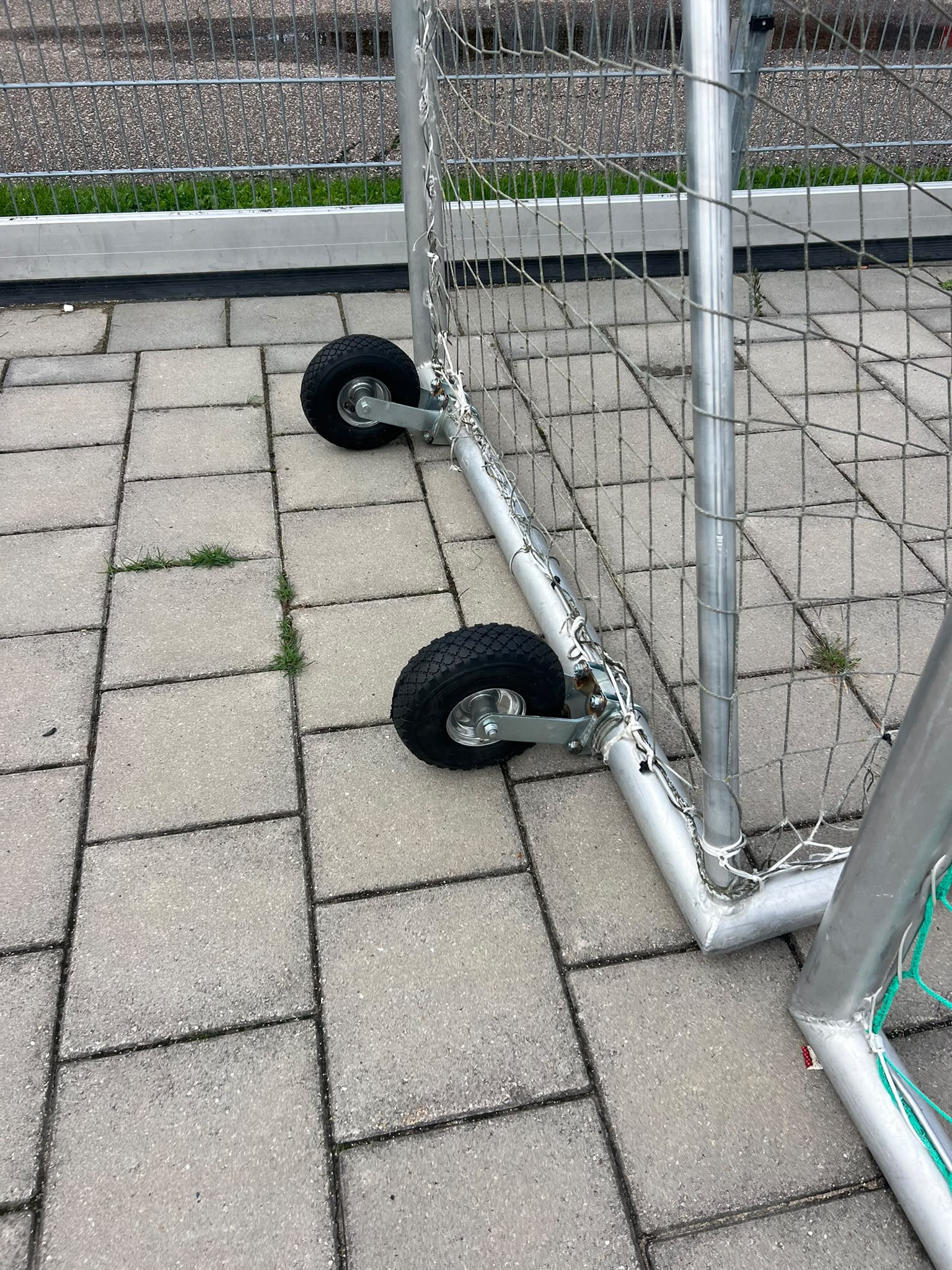 Juniorengoals van wielen voorzien en netten hersteld