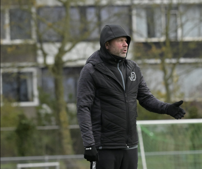 Michel Leonhart ook nieuwe seizoen trainer eerste elftal