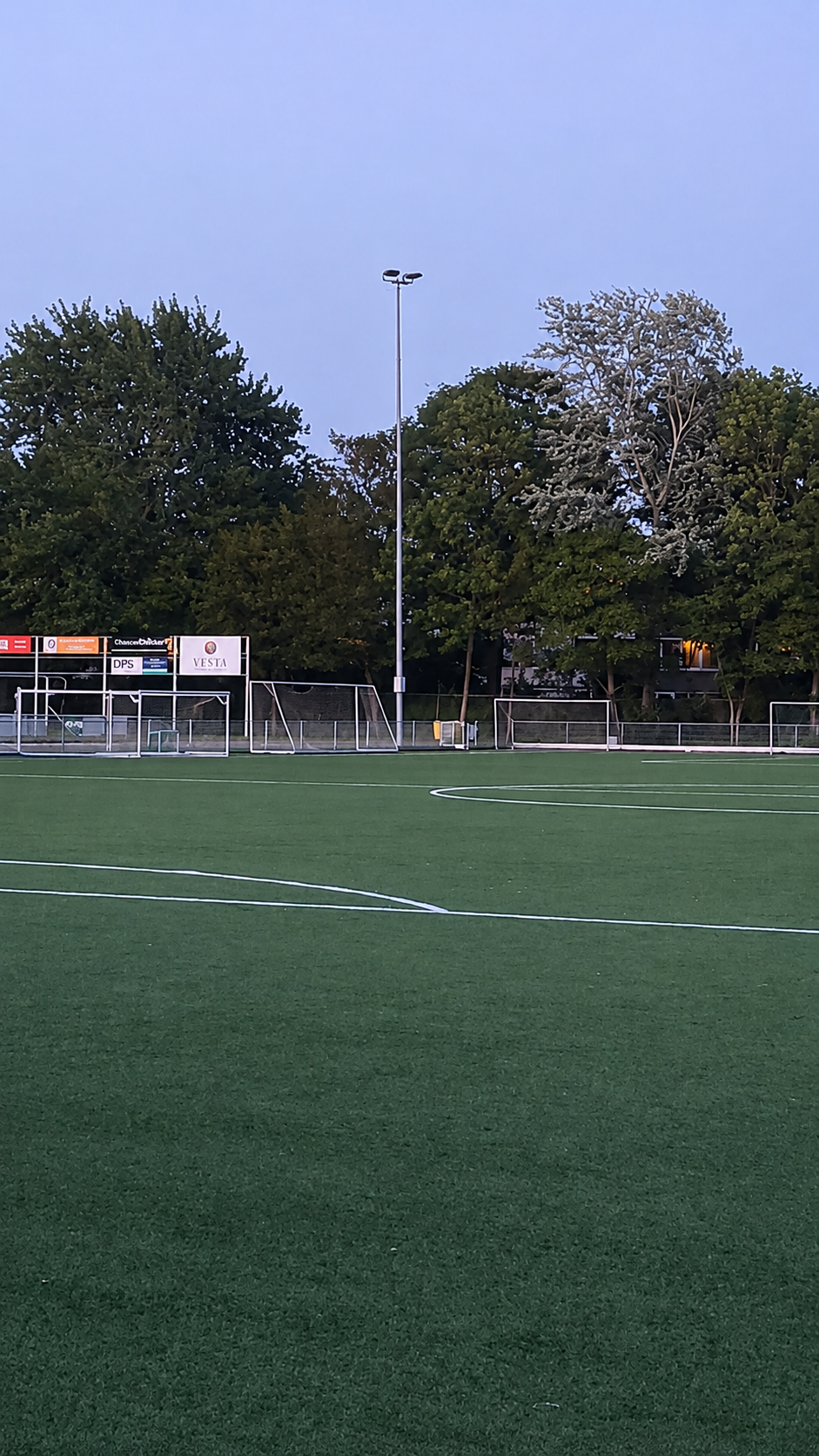 Aankoop lichtmasten goedgekeurd / grasvelden nog onbespeelbaar